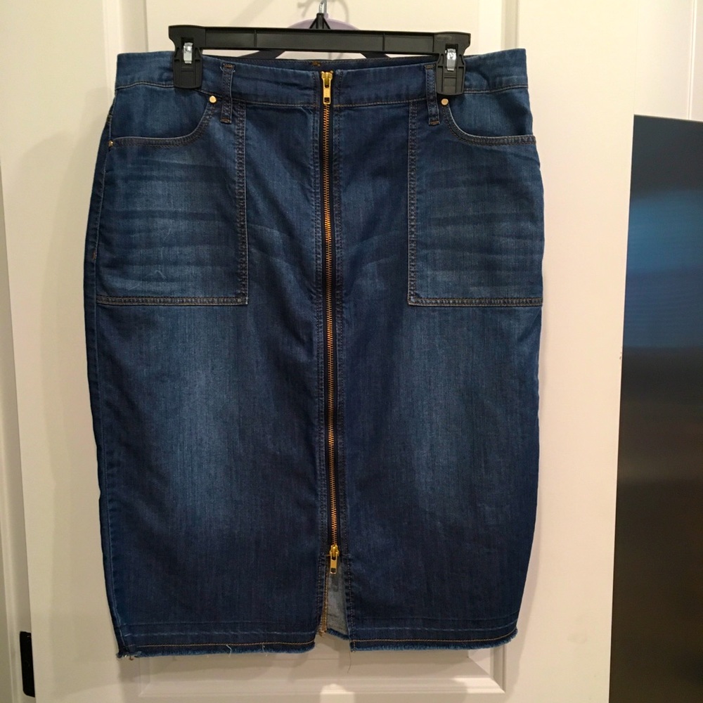 Chicos denim skirt w/zip front Size 1.5 (size 10)